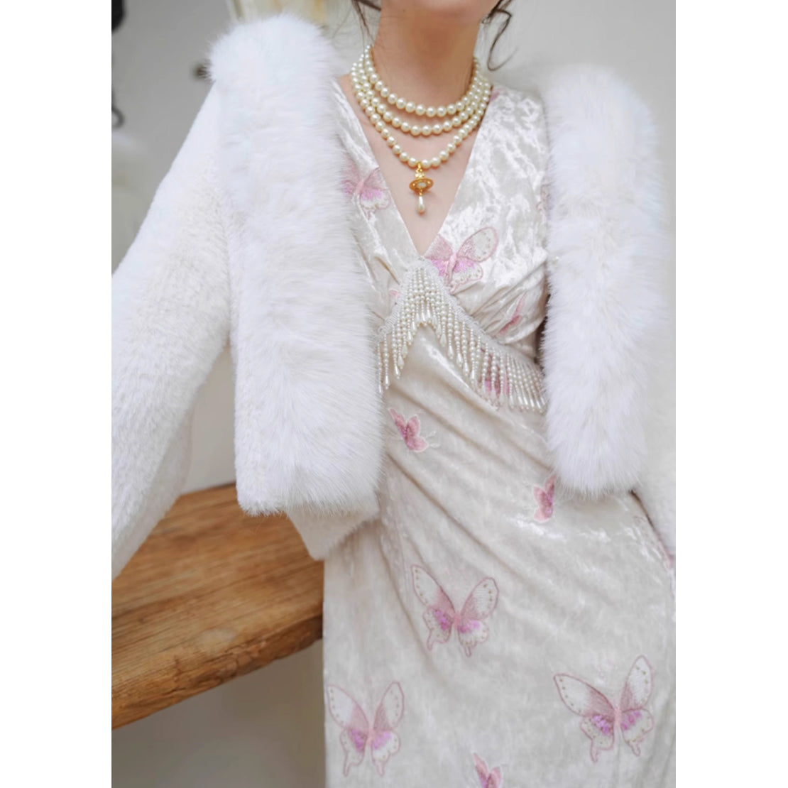 桃色の蝶々の刺繍ワンピース