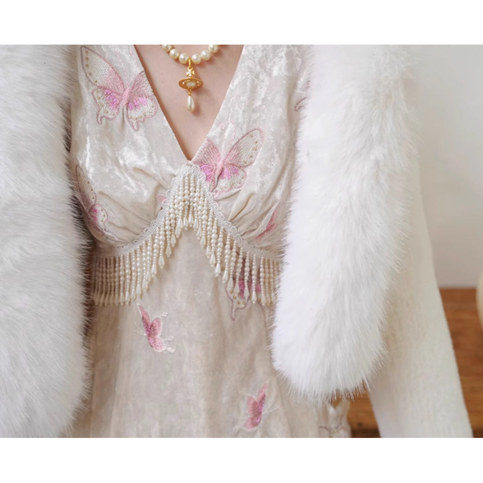 桃色の蝶々の刺繍ワンピース