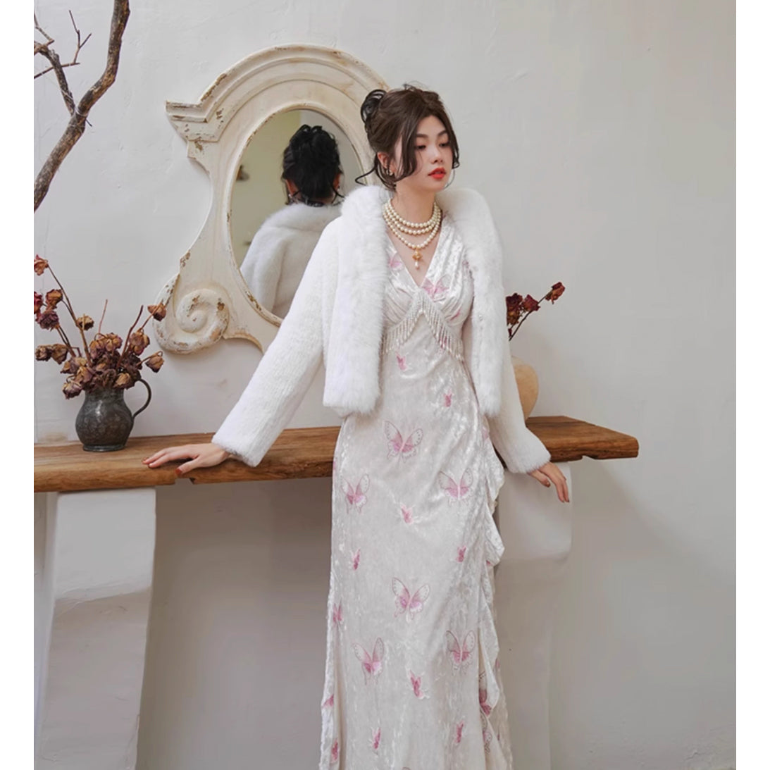 桃色の蝶々の刺繍ワンピース