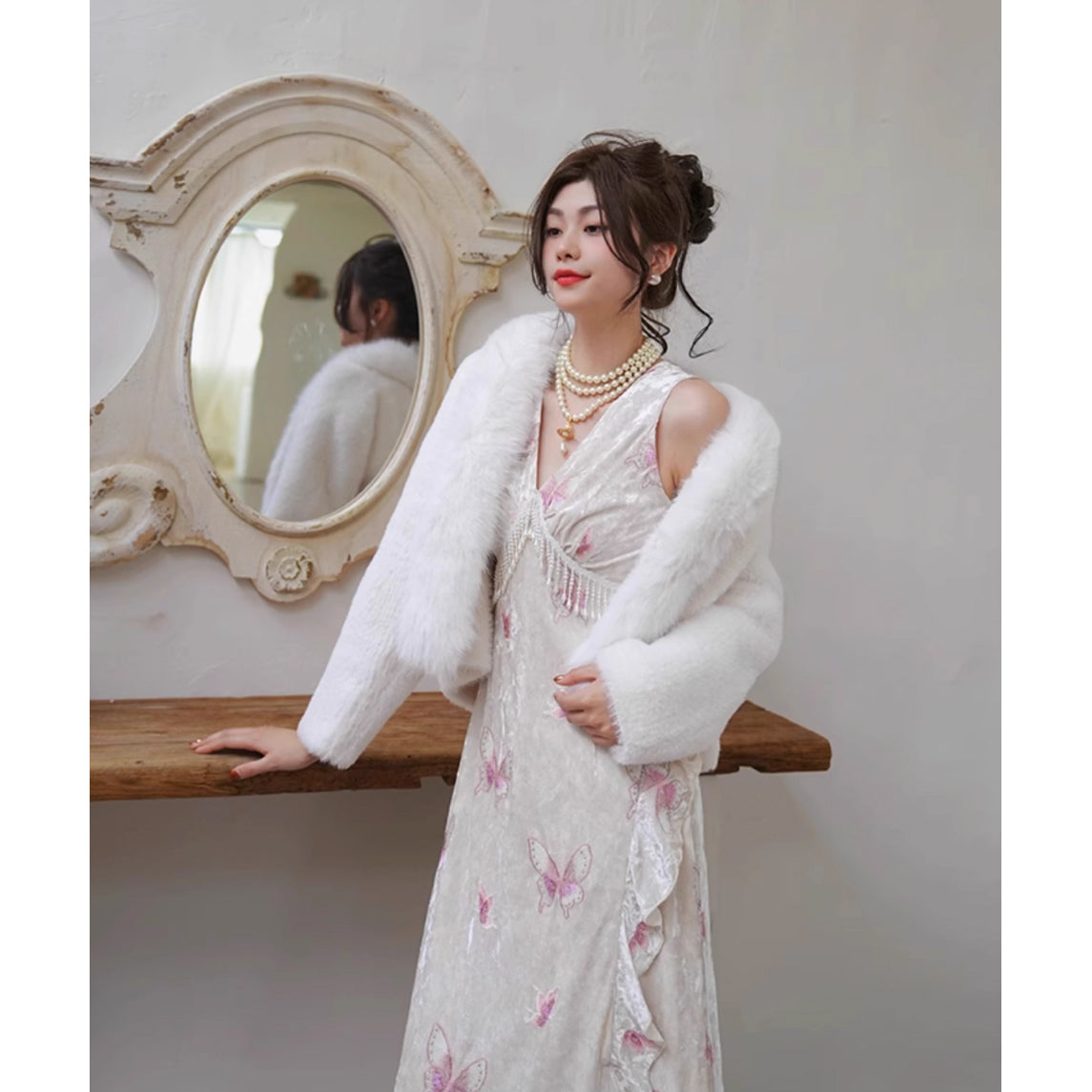 桃色の蝶々の刺繍ワンピース