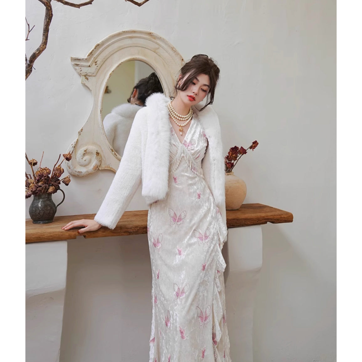 桃色の蝶々の刺繍ワンピース