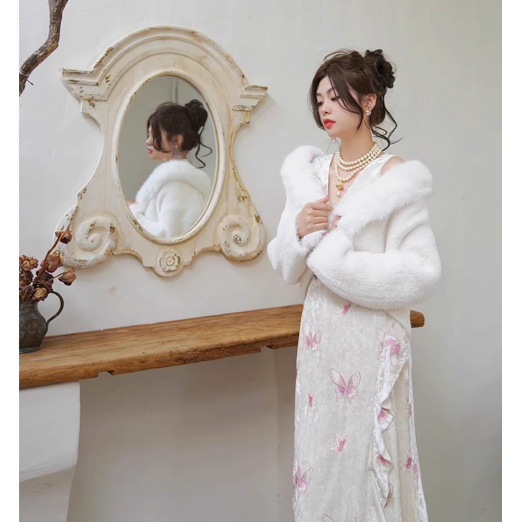 桃色の蝶々の刺繍ワンピース