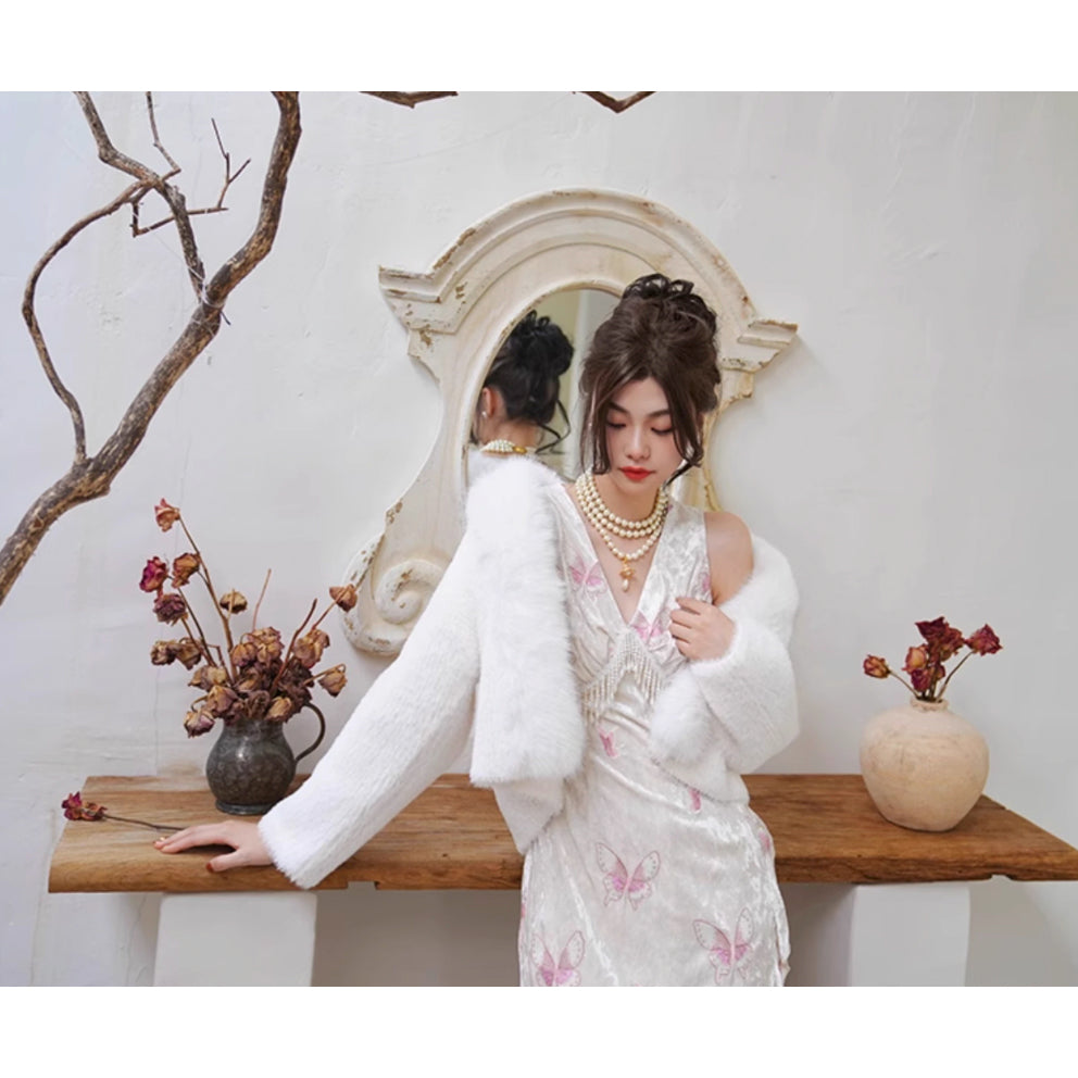 桃色の蝶々の刺繍ワンピース