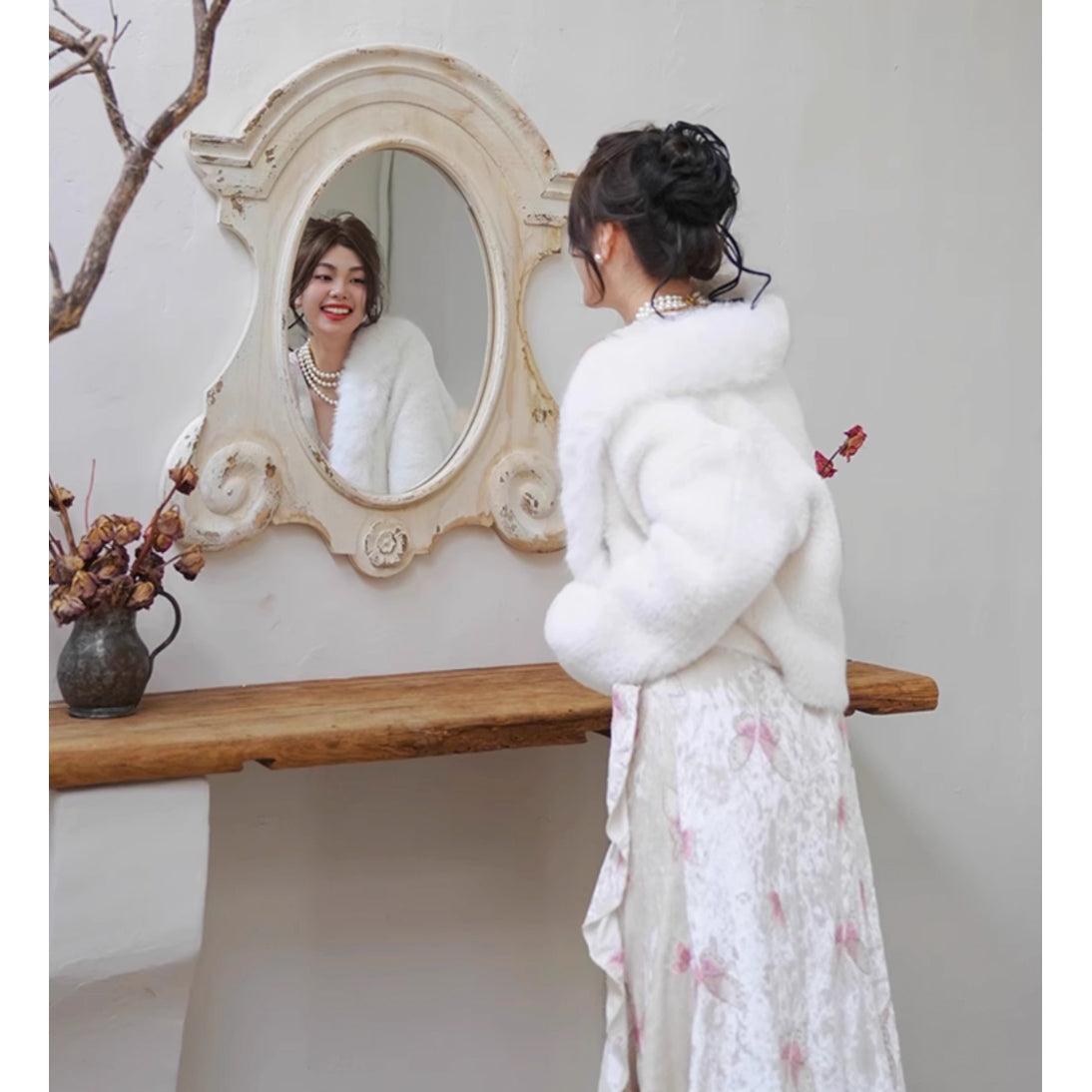 桃色の蝶々の刺繍ワンピース