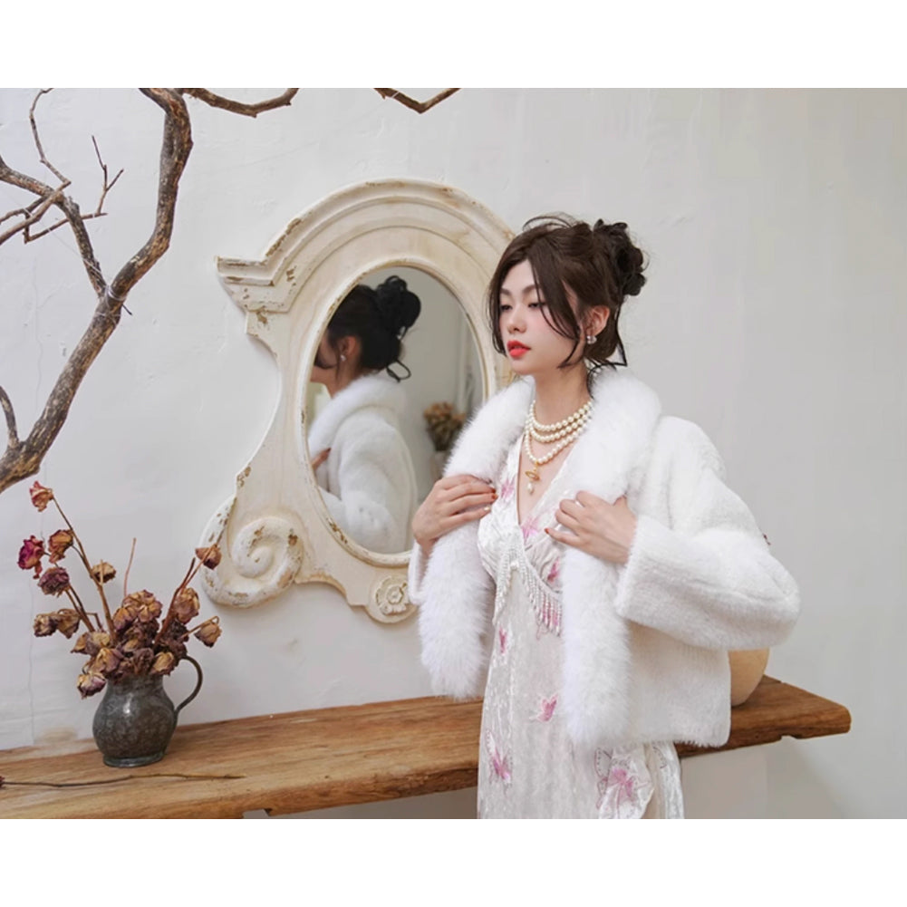 桃色の蝶々の刺繍ワンピース