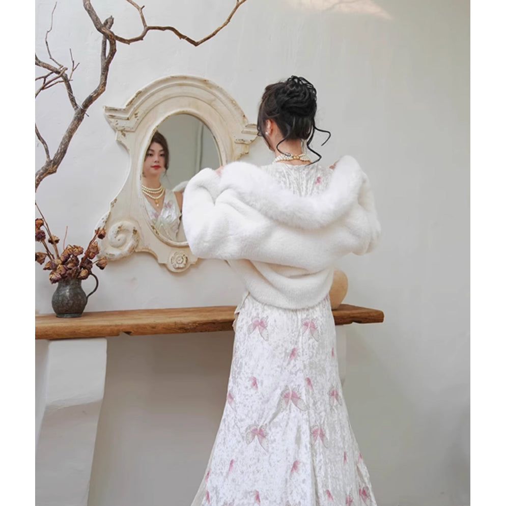 桃色の蝶々の刺繍ワンピース