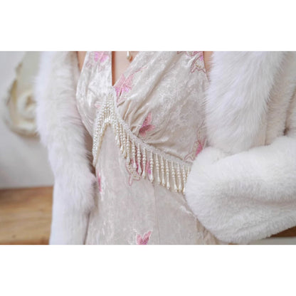 桃色の蝶々の刺繍ワンピース