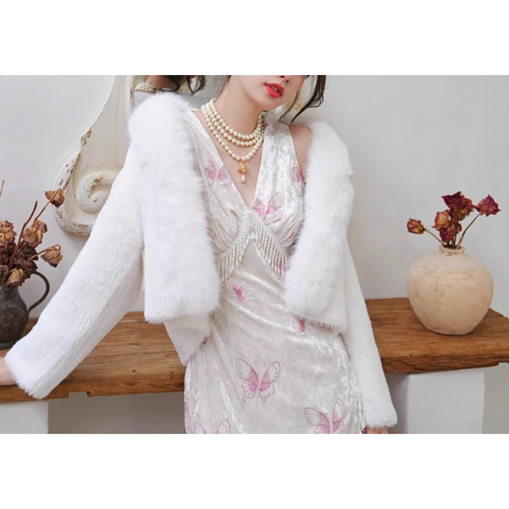 桃色の蝶々の刺繍ワンピース