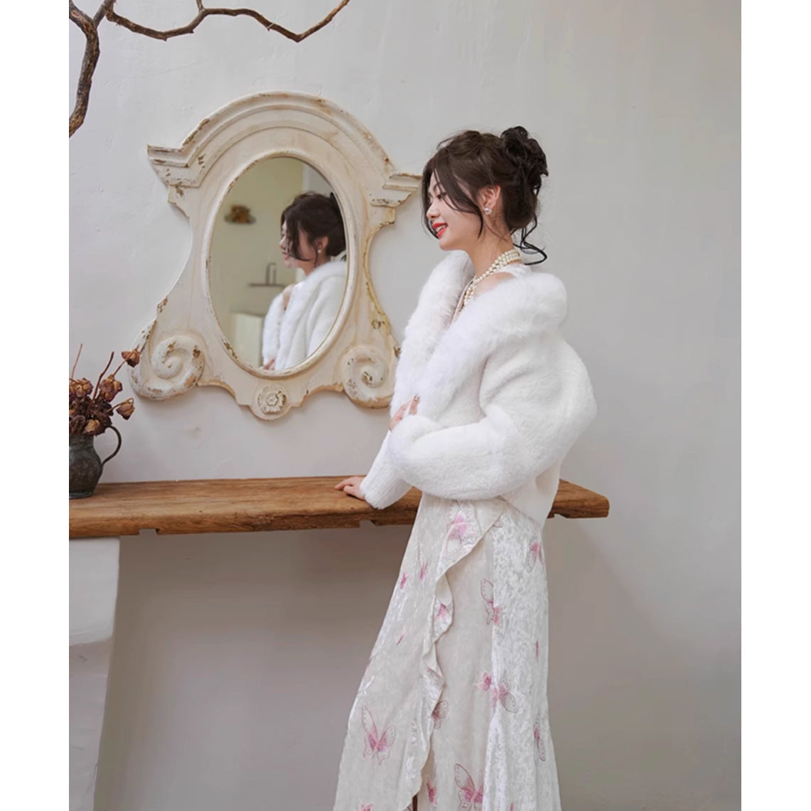 桃色の蝶々の刺繍ワンピース