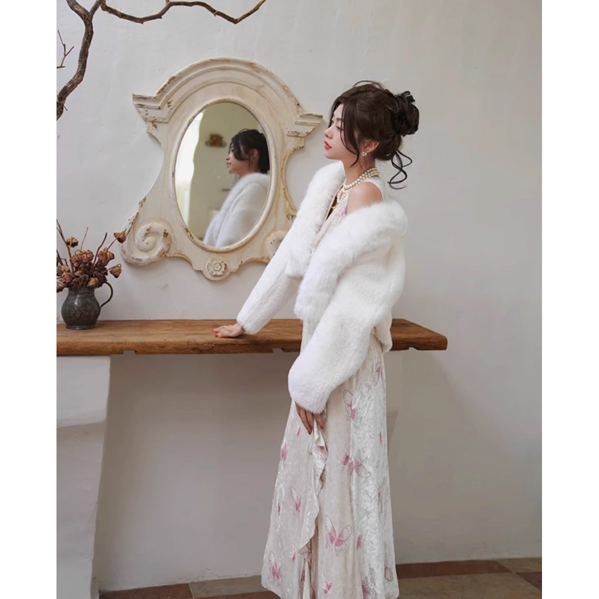 桃色の蝶々の刺繍ワンピース