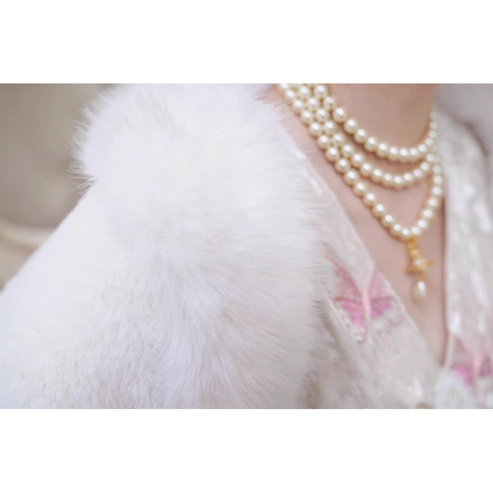 桃色の蝶々の刺繍ワンピース