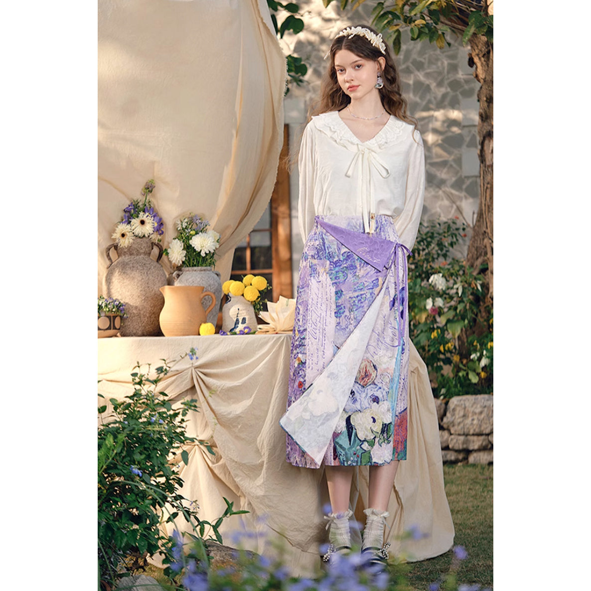 バラとアネモネのある日本の花瓶のスカート