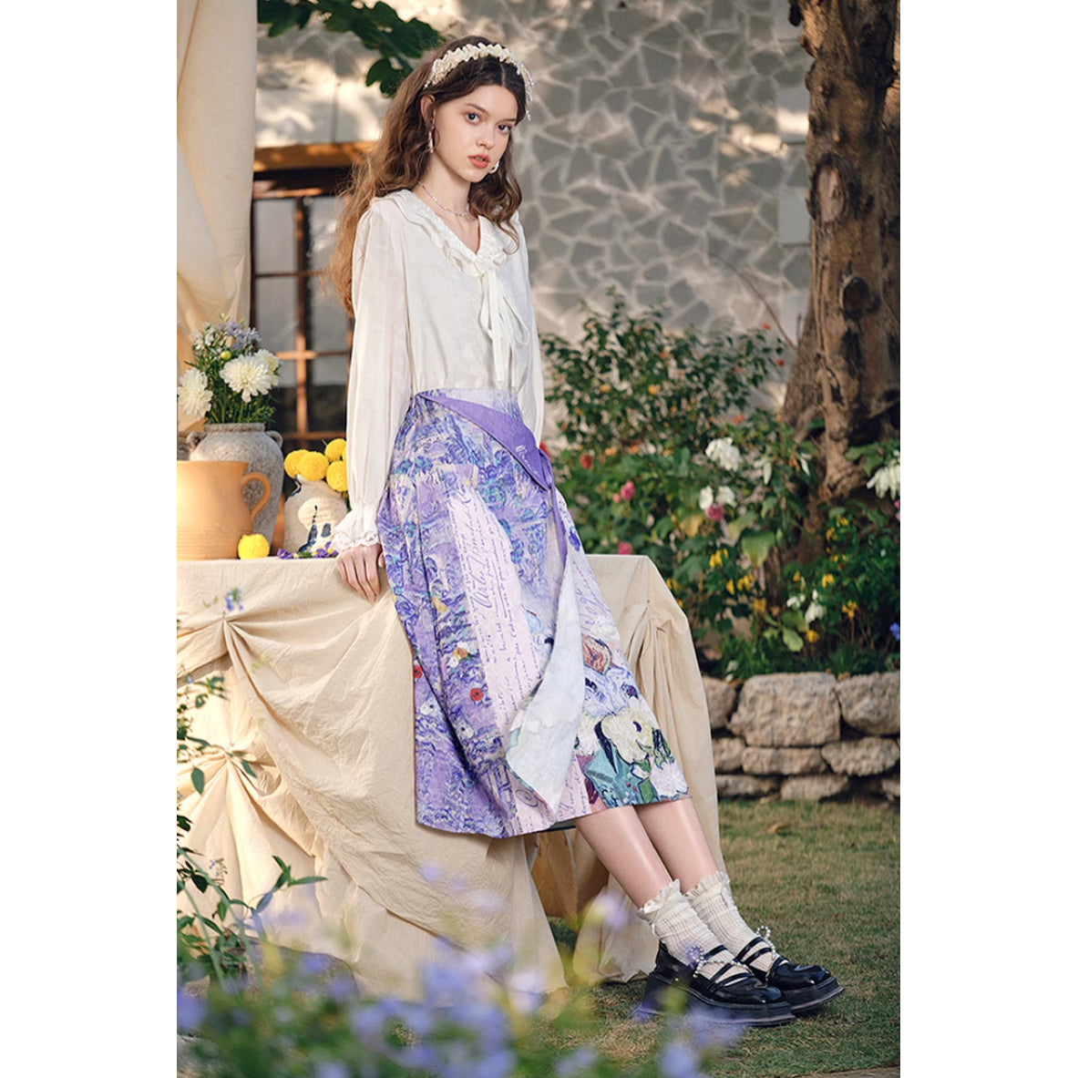 バラとアネモネのある日本の花瓶のスカート