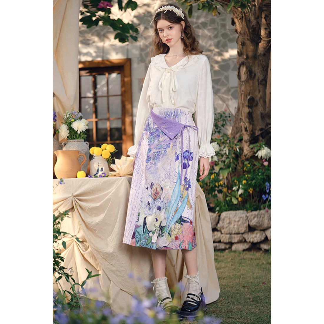 バラとアネモネのある日本の花瓶のスカート