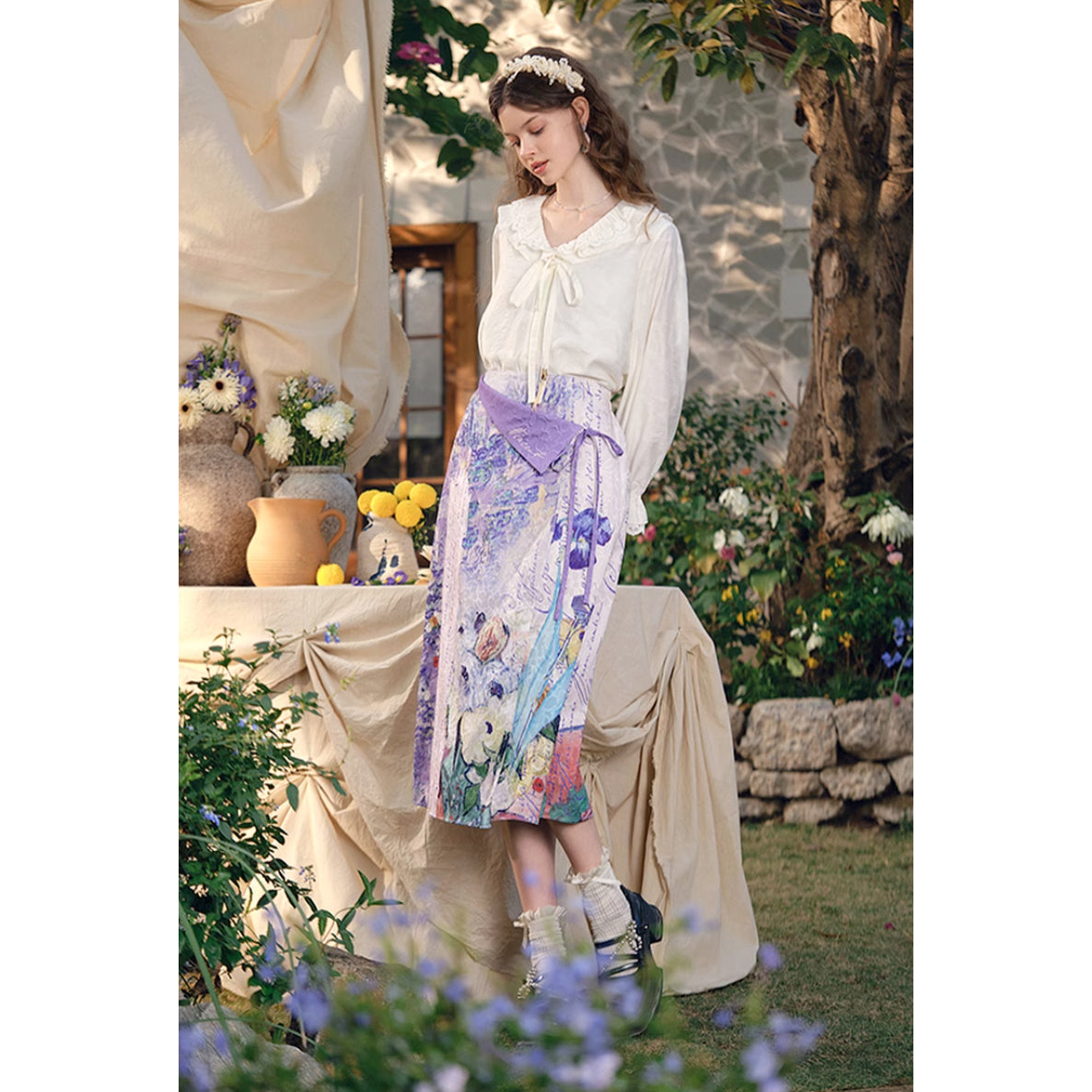 バラとアネモネのある日本の花瓶のスカート