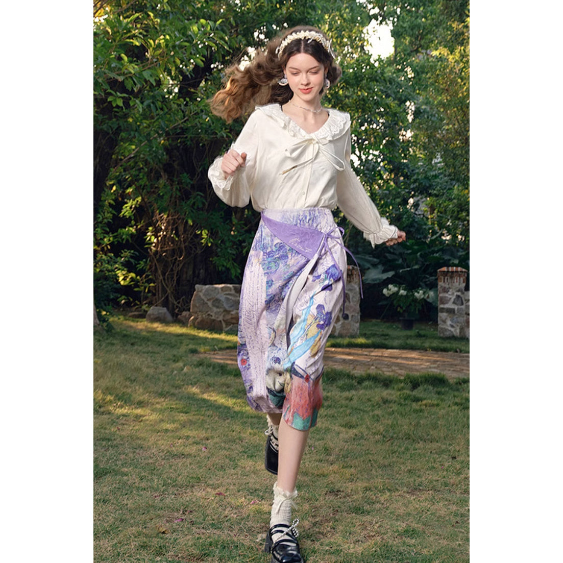 バラとアネモネのある日本の花瓶のスカート