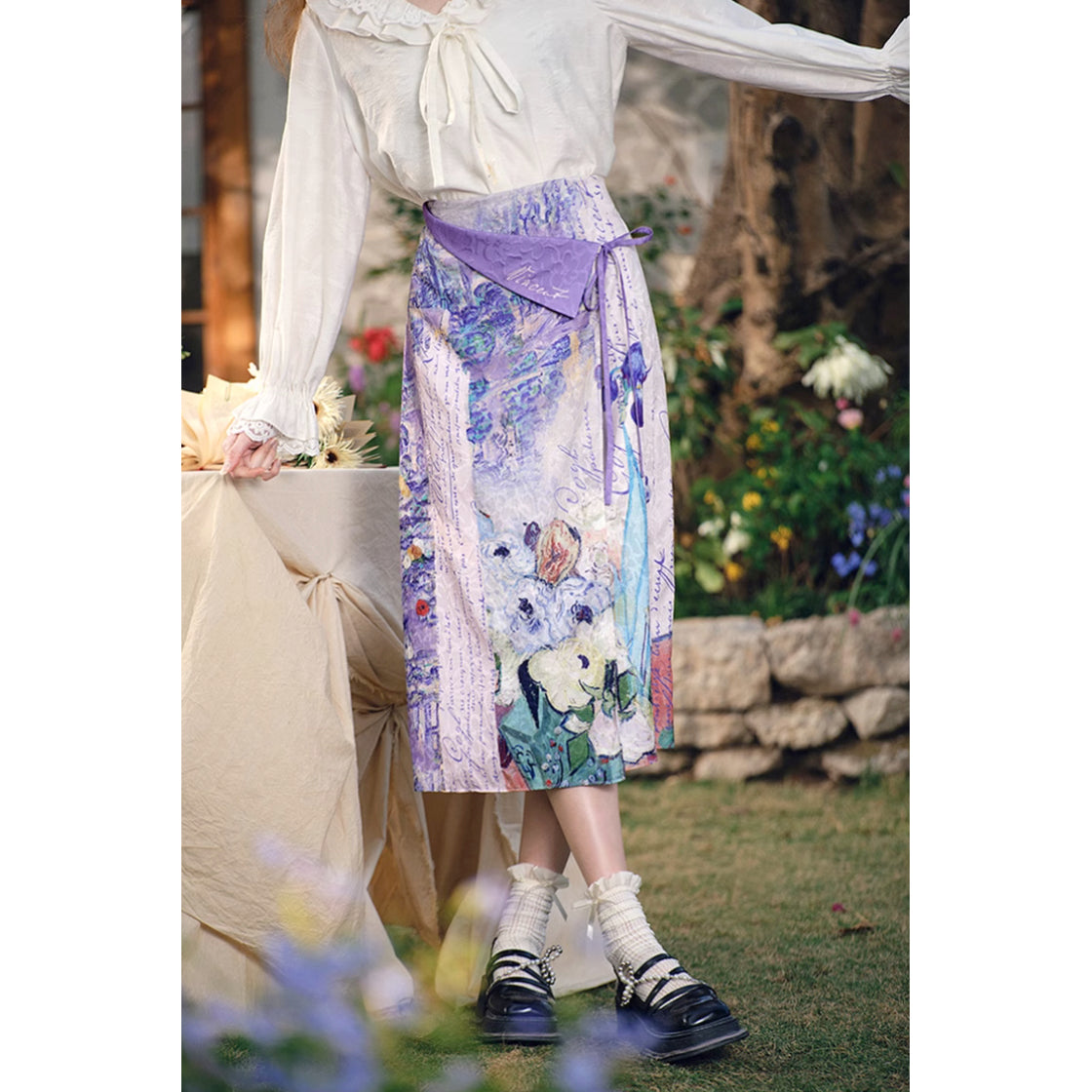 バラとアネモネのある日本の花瓶のスカート