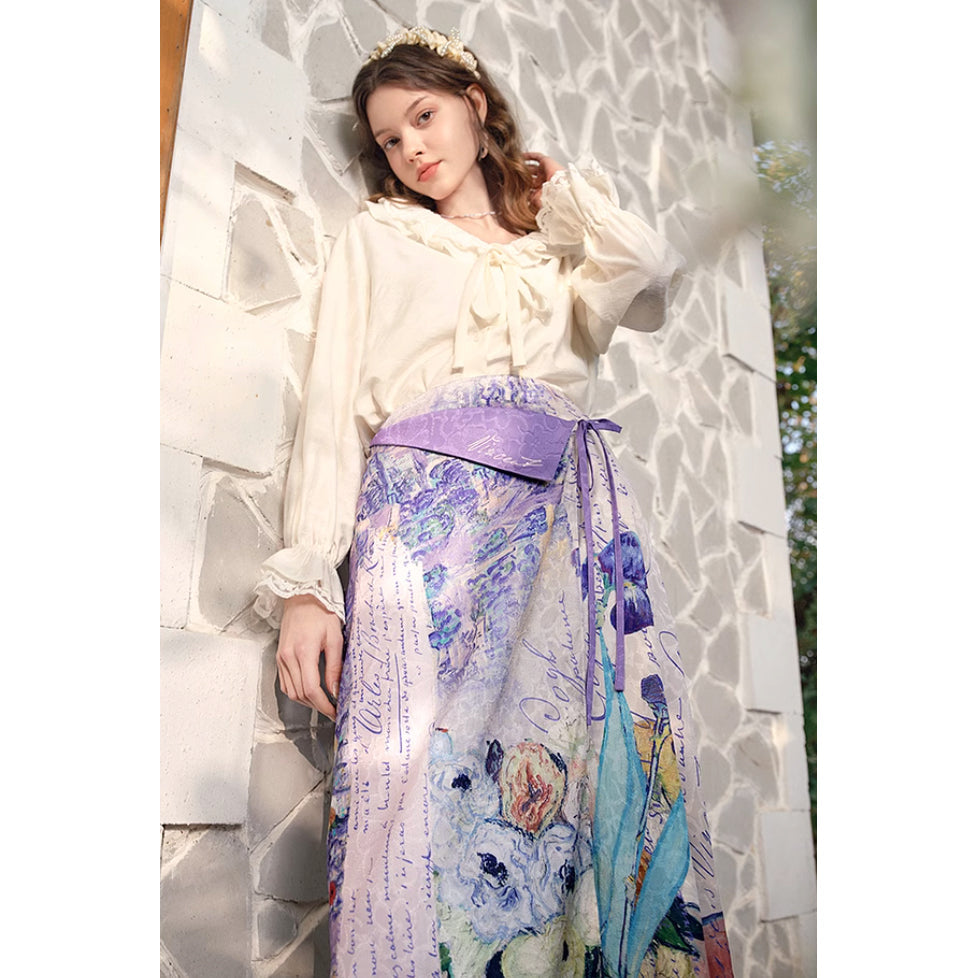 バラとアネモネのある日本の花瓶のスカート