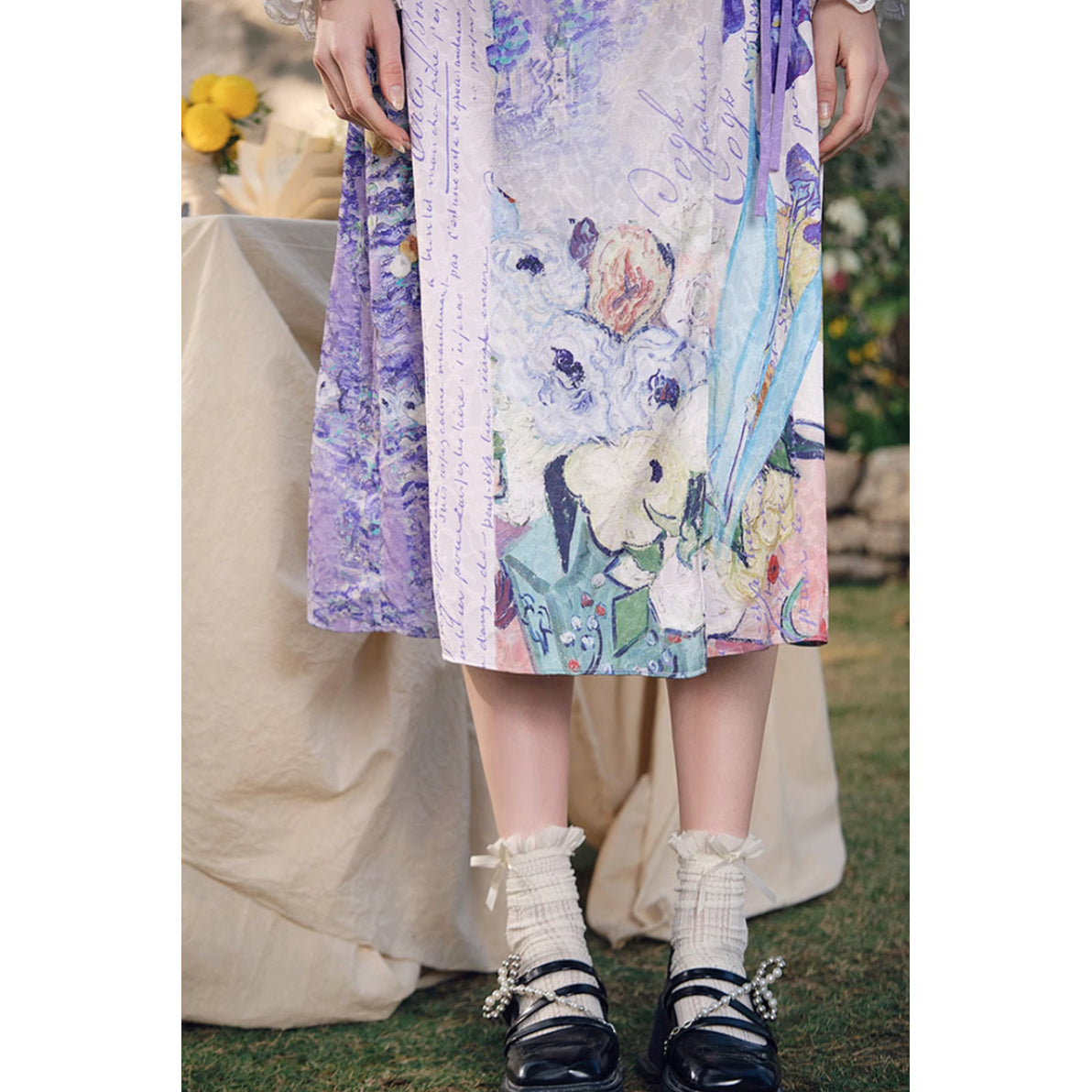 バラとアネモネのある日本の花瓶のスカート