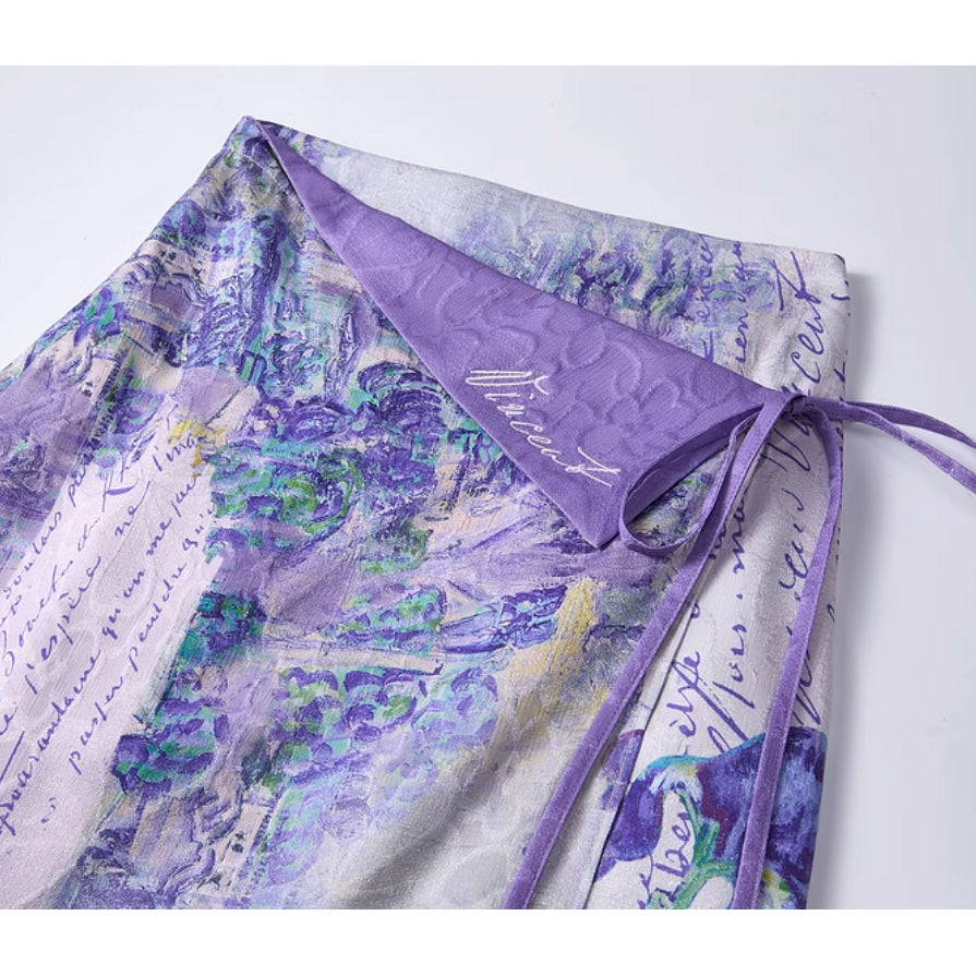 バラとアネモネのある日本の花瓶のスカート