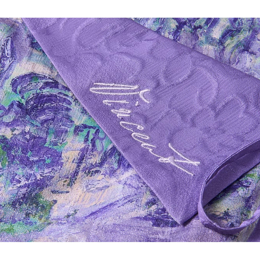 バラとアネモネのある日本の花瓶のスカート