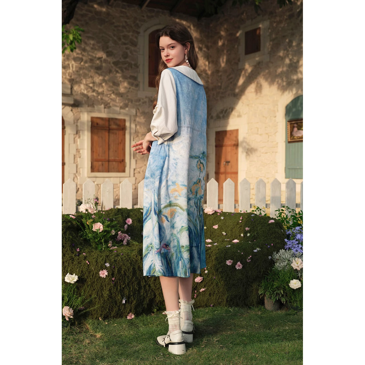 黄色と薄紫色のアイリスのワンピース