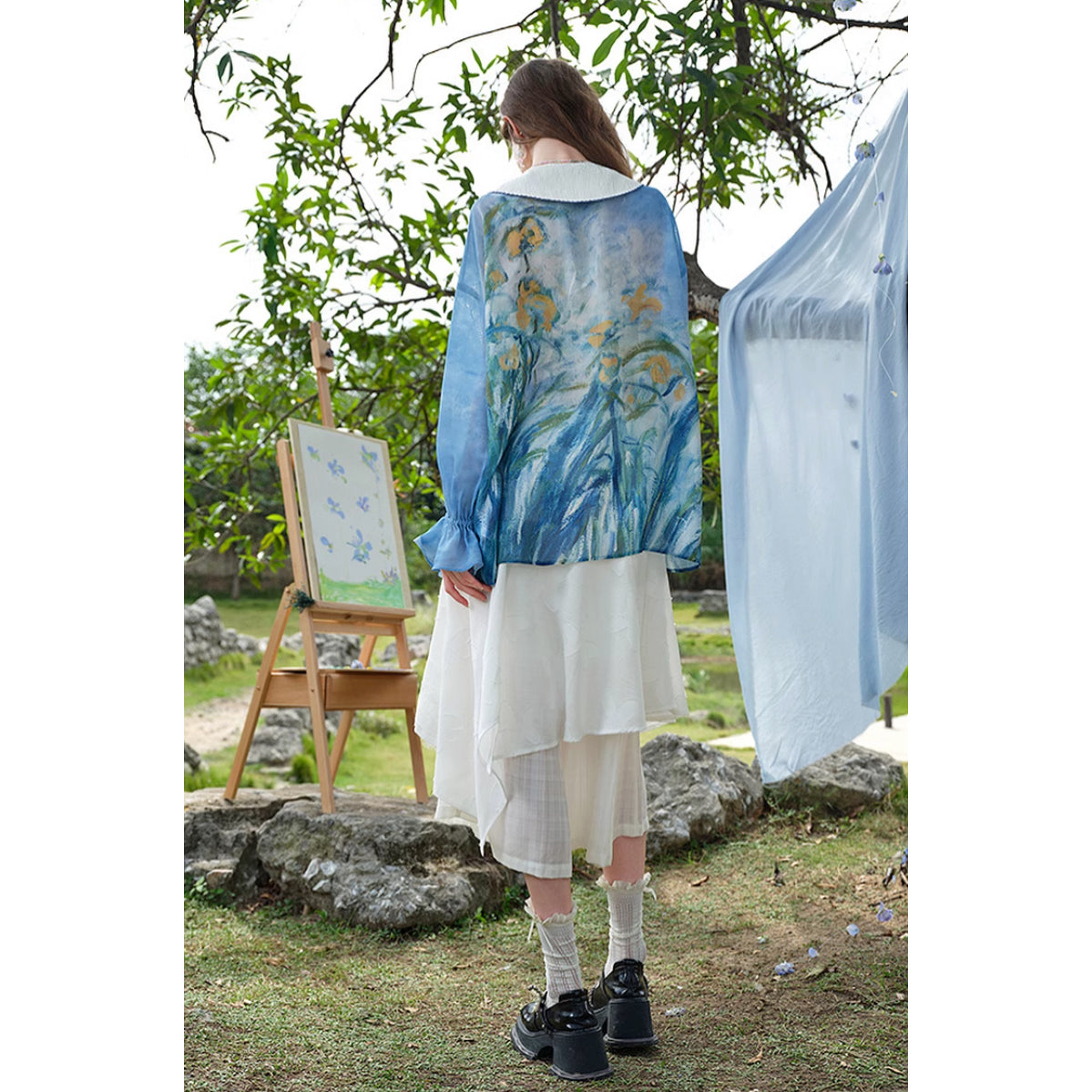 黄色と薄紫色のアイリスのブラウス