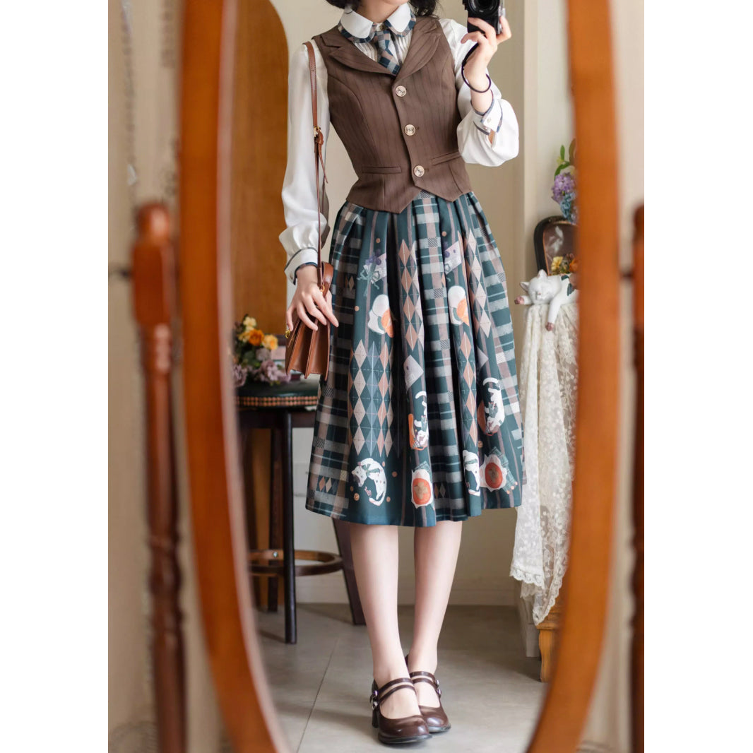 柿猫と花束の格子縞ストラップスカートとテーラードベストとプリーツブラウス