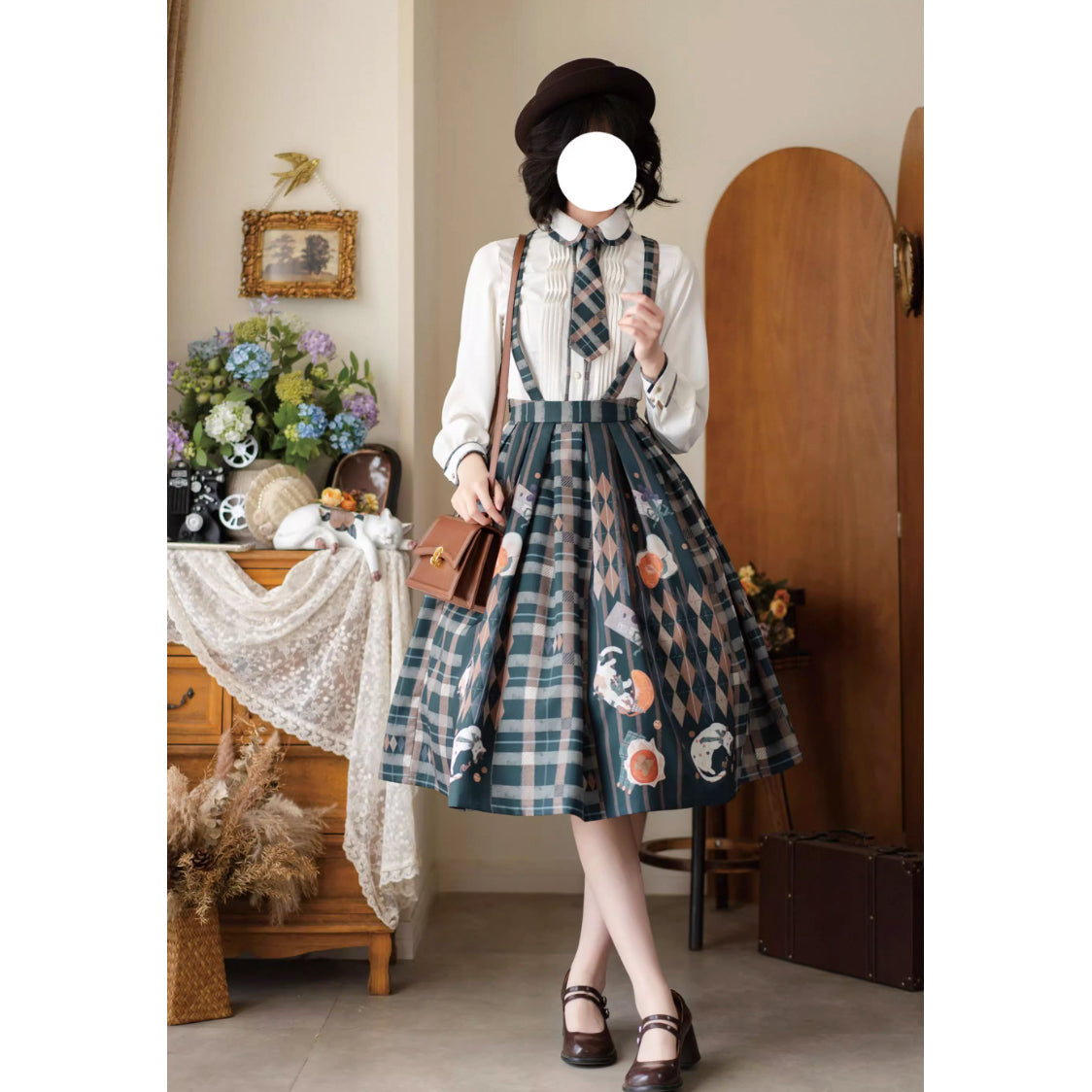 柿猫と花束の格子縞ストラップスカートとテーラードベストとプリーツブラウス