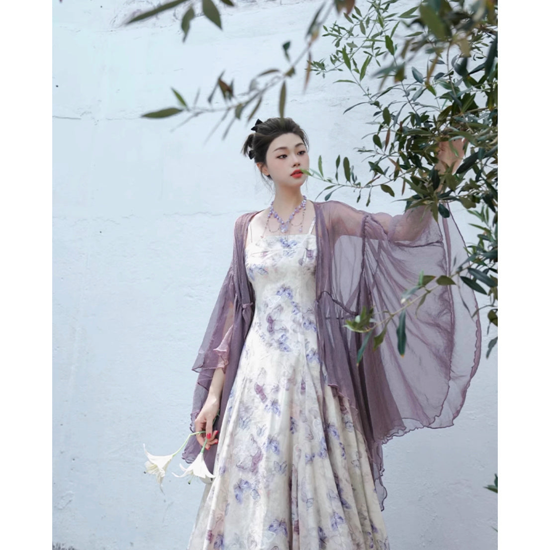 蝶々と花の水彩画キャミソールワンピースとシフォンカーディガン