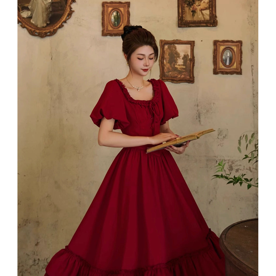 葡萄酒色の貴婦人のコルセットワンピース