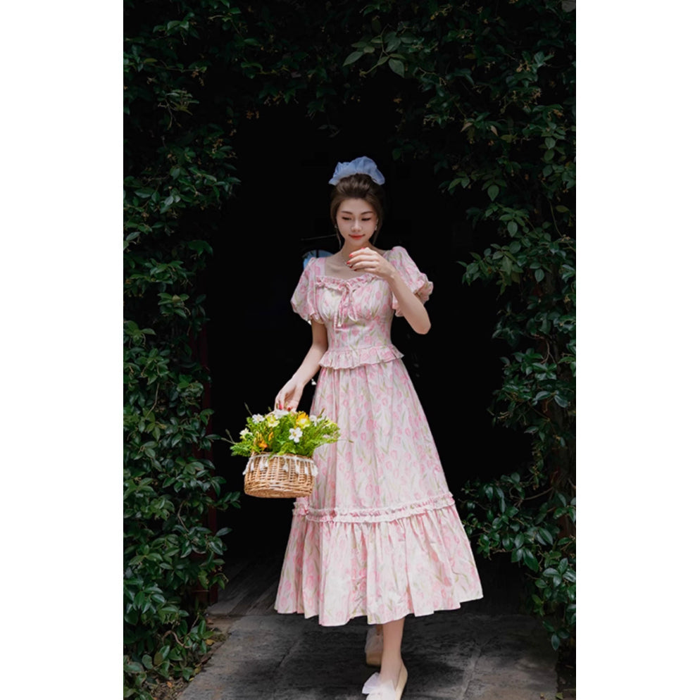 チューリップの花群集のレトロワンピース