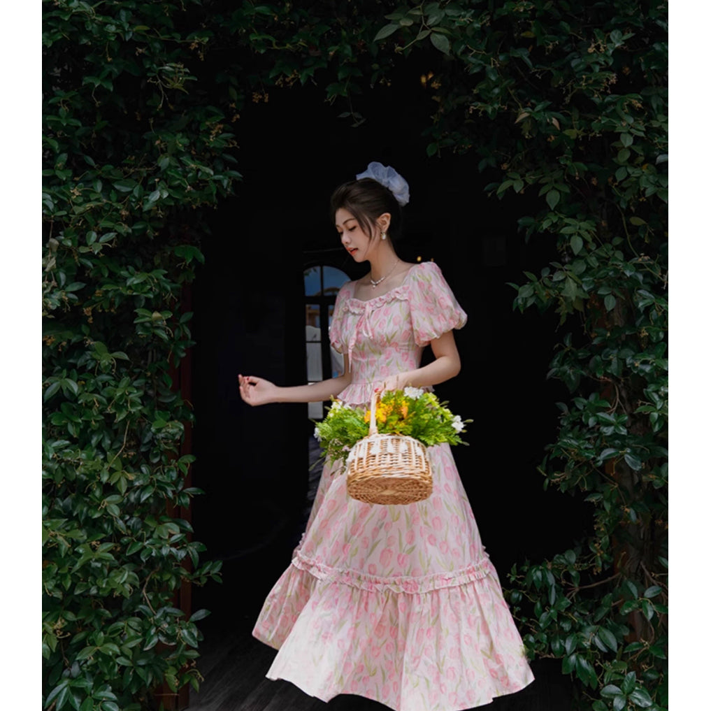 チューリップの花群集のレトロワンピース