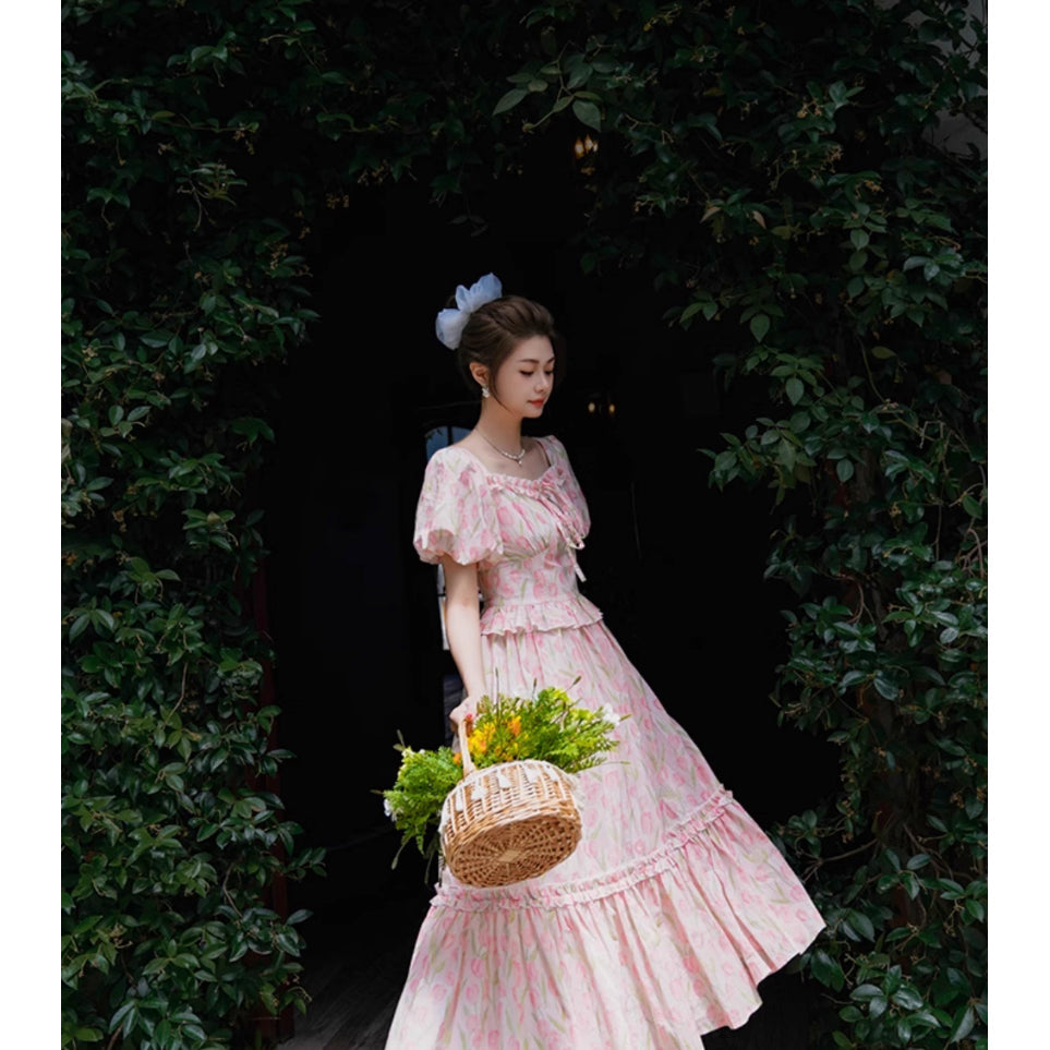 チューリップの花群集のレトロワンピース