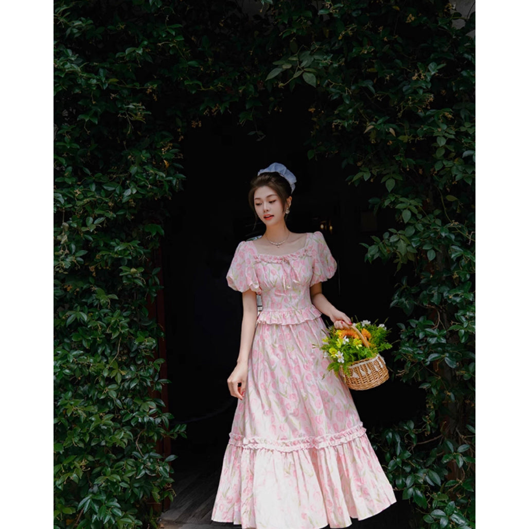 チューリップの花群集のレトロワンピース