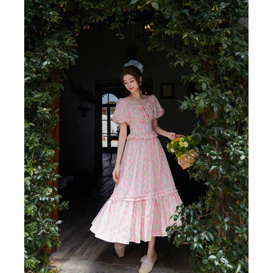 チューリップの花群集のレトロワンピース