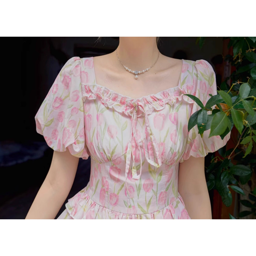 チューリップの花群集のレトロワンピース