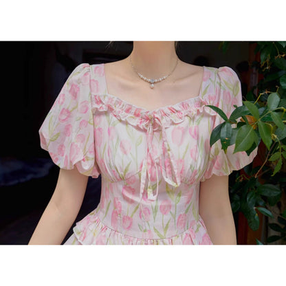 チューリップの花群集のレトロワンピース