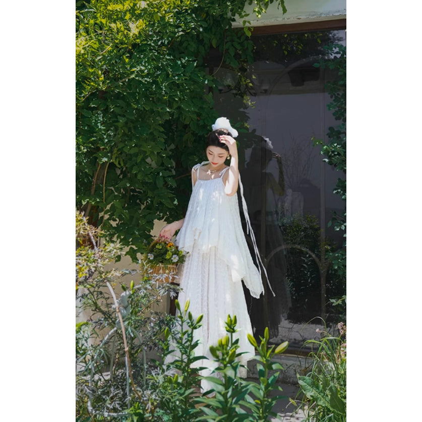 月光の花の刺繍キャミソールとロングスカート