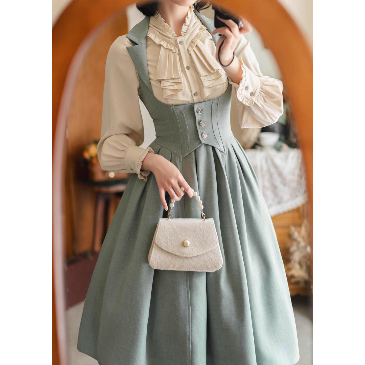 英国のお嬢様のクラシカルブラウス