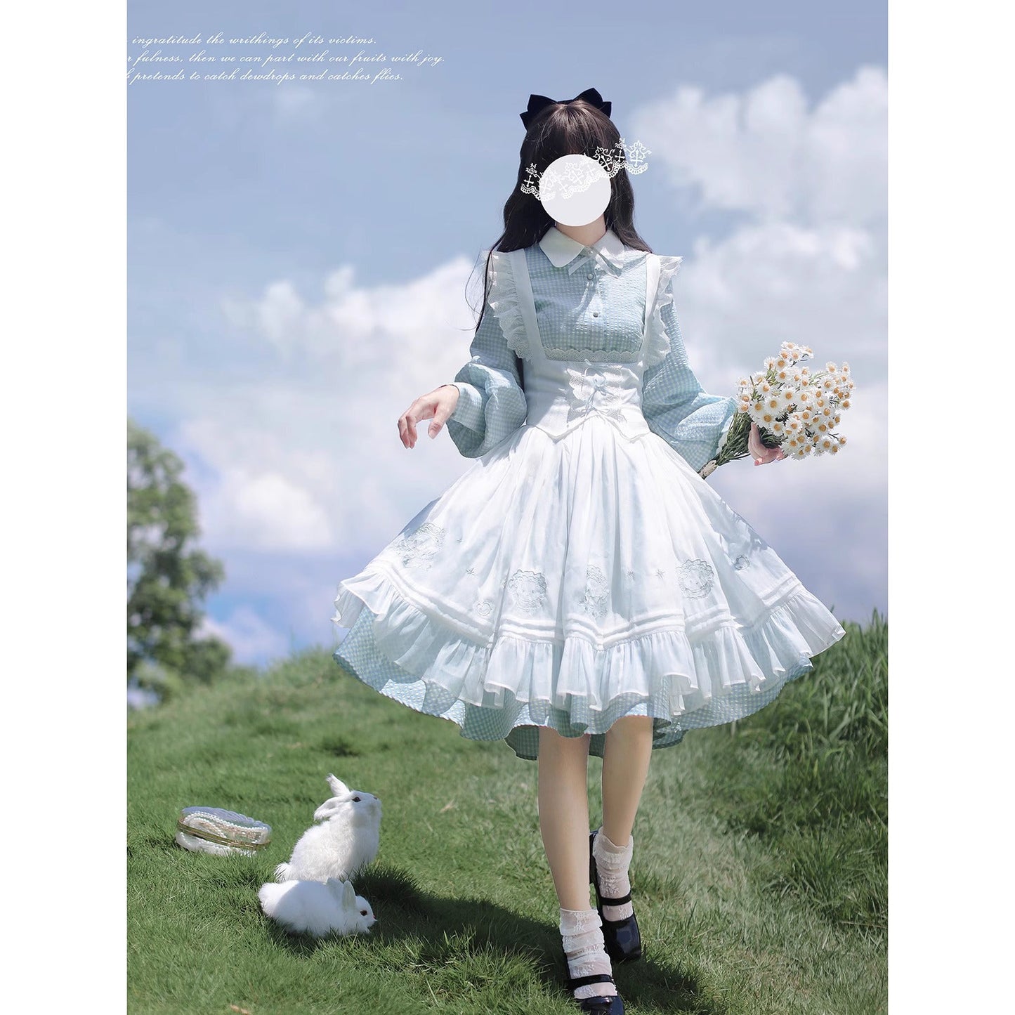 水縹の空色ワンピースと刺繍エプロン