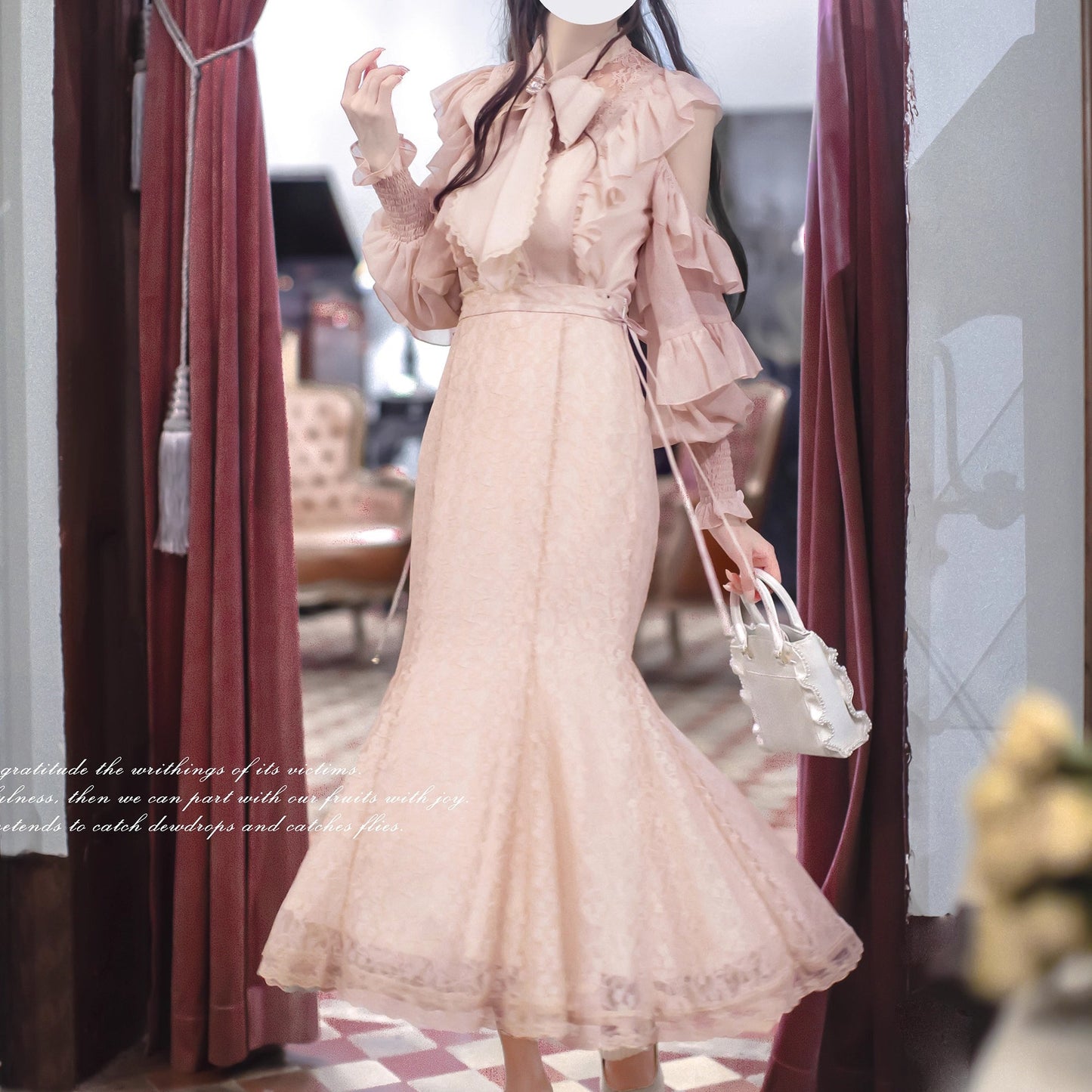 薄桜の令嬢のリボンブラウスとマーメイドスカート