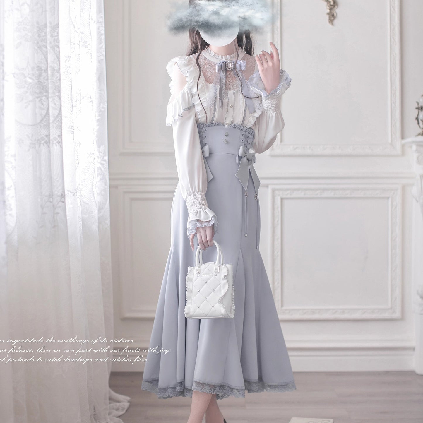 水色の令嬢のフリルトップスとコルセットスカート