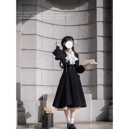 英国令嬢のクラシカルコートとジャンパースカートとブラウス