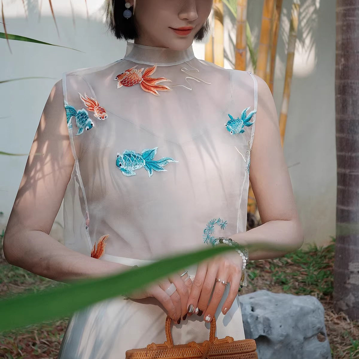 金魚の刺繍シルクトップス