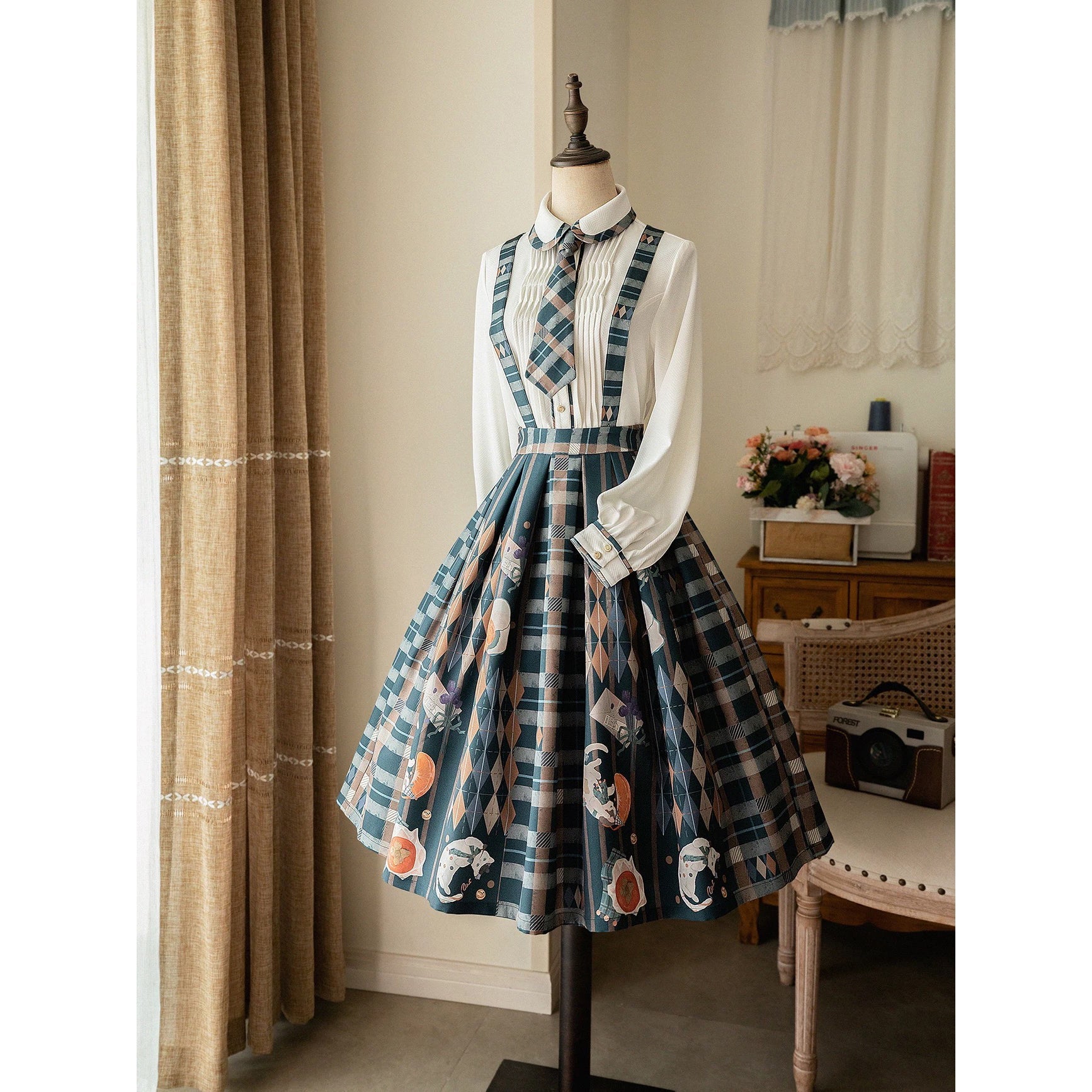 柿猫と花束の格子縞ストラップスカートとテーラードベストとプリーツブラウス