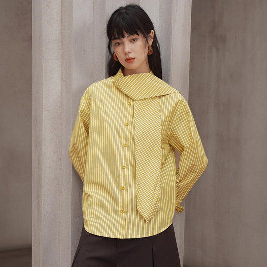 薄黄の縦縞ストライプブラウス