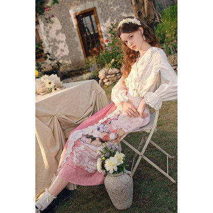 バラとアネモネのある日本の花瓶のストラップスカート