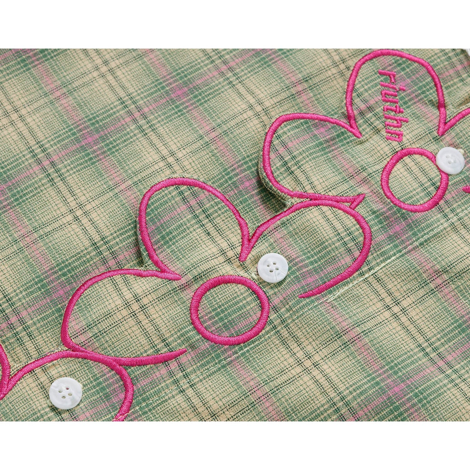 花びら刺繍のチェックシャツ