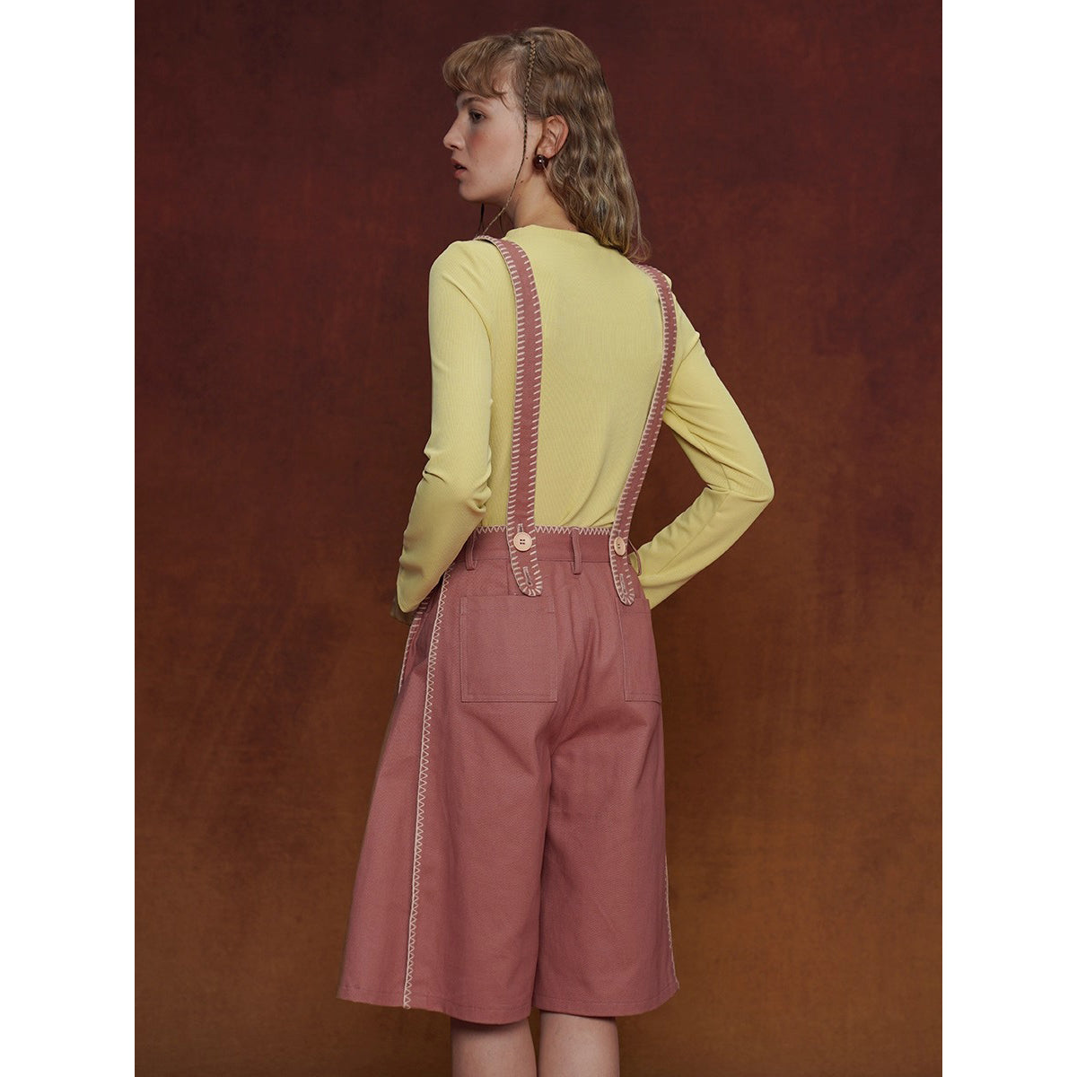 煉瓦色の刺繍ストラップパンツ